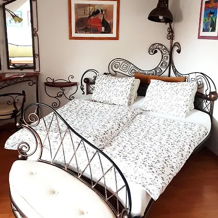 Konukevi A Restauracia Toldi